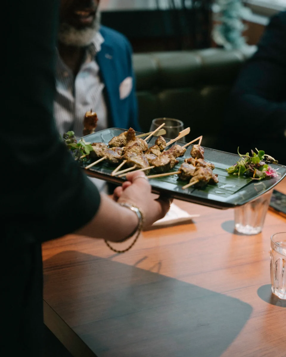 Notre chef prépare un riche mélange d’influences culinaires